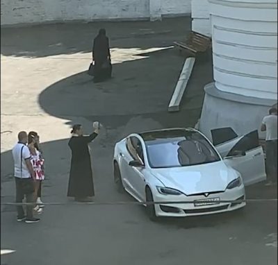 Как тебе такое, Илон Маск? Украинский священник окропил Tesla святой водой