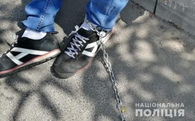 На Киевщине таксист приковал пассажира цепью в подвале гаража (фото)