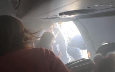 Трое пассажиров получили легкое отравление дымом / Twitter lucyaabrown Трое пассажиров получили легкое отравление дымом / Twitter lucyaabrown