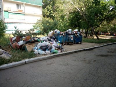 В Харцызске мусор заполонил улицы города / twitter/den_kazansky