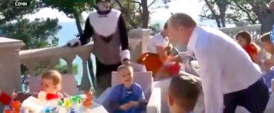 Пользователей возмутил тот факт, что президент РФ прикасался к ребенку/ скриншот