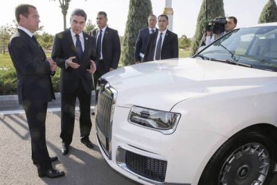 Медведев и Бердымухамедов осмотрели демонстрационный экземпляр седана Aurus Сенат / tass.ru Медведев и Бердымухамедов осмотрели демонстрационный экземпляр седана Aurus Сенат / tass.ru