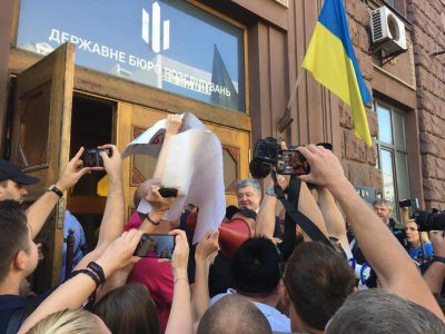 Порошенко пытались забросать яйцами после допроса в ГБР
