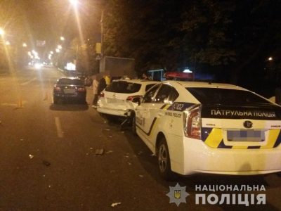 В Харькове легковушка влетела в полицейский Prius: двое копов в больнице