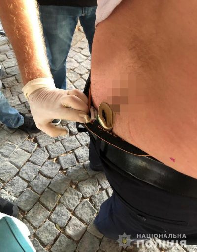 "Спрятал между булками": известный активист погорел на взятке в 30 тысяч долларов