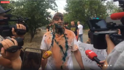 Корректировщика огня в Мариуполе встретили из тюрьмы зеленкой и помидорами