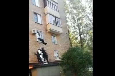 ОМОН с трудом штурмом взял квартиру / Фото: скриншот из видео