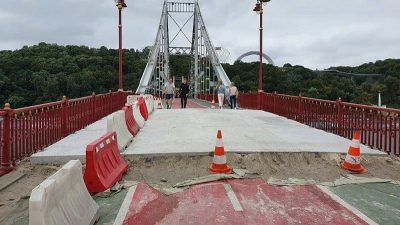 На Парковый мост положили бетонные плиты / facebook/dtp.kiev.ua