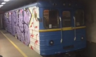 В Киеве вандалы разрисовали поезд метро / Скриншот В Киеве вандалы разрисовали поезд метро / Скриншот