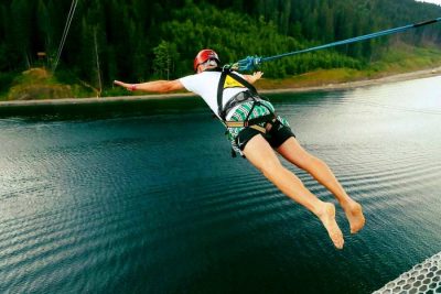 Парень и девушка рухнули на землю в Буковеле Парень и девушка рухнули на землю в Буковеле