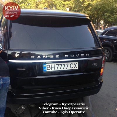В Киеве Range Rover после столкновения с Tesla бросило на пешеходов В Киеве Range Rover после столкновения с Tesla бросило на пешеходов