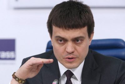 "Куриная лапка на шее": российский министр в "парике Кобзона" вызвал истерику в Сети