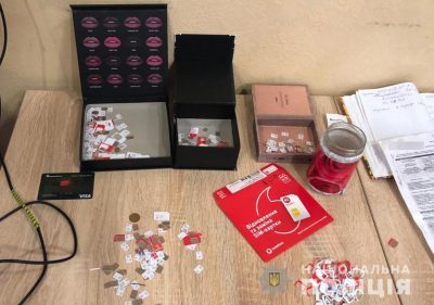 Большую часть украденных денег злоумышленники проигрывали в различных онлайн-казино и на спортивных ставках / Фото Нацполиции