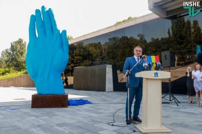 "Памятник фистингу": Синяя рука из Киева переехала в Николаев, сеть в ярости