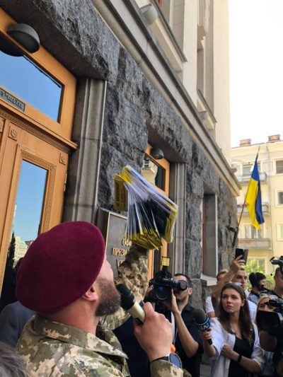 'Нет капитуляции': к офису Зеленского пришли с пикетом