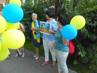 Активисты поздравили Украину с Днем независимости в Новосибирске / Фото: Сибирь.Реалии