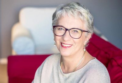 Зеленский наградил орденом сжегшую "колорадское" платье евродепутата