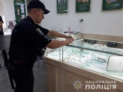 Дерзкое ограбление в Киеве: мужчина с ружьем напал на "ювелирку"
