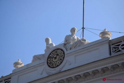 И так сойдет: в Одессе коммунальщики "починили" скульптуру с помощью скотча