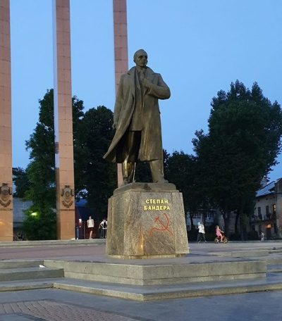 Неизвестный нарисовал на памятнике Бандере серп и молот / facebook.com/IgorDyakovich