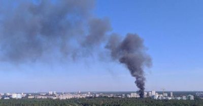 Взрыв и пожар: в Киеве у метро произошло крупное ЧП