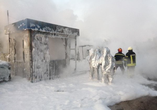 "Ожоги, сгоревшее здание и авто": под Киевом на АЗС был мощный пожар