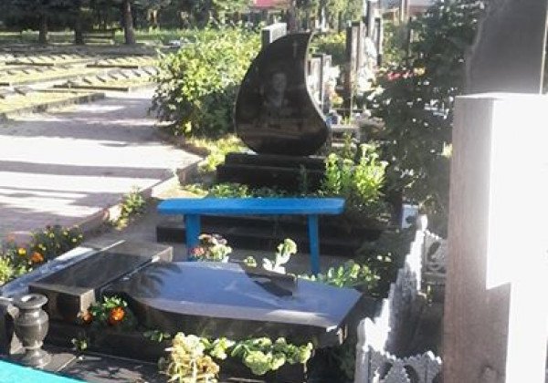 На Житомирщине раскурочили памятники на могилах бойцов АТО