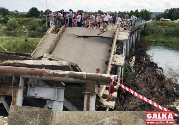 На Прикарпатье Зеленского с овациями попросили отстроить мост