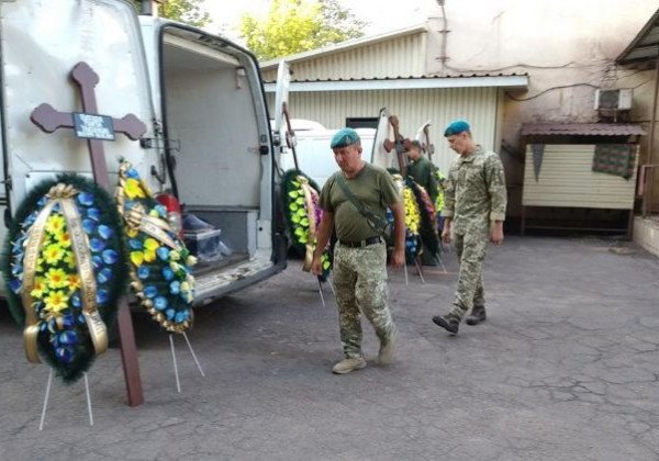 На Донбассе провели церемонию прощания с погибшими под Павлополем бойцами ВСУ: фото