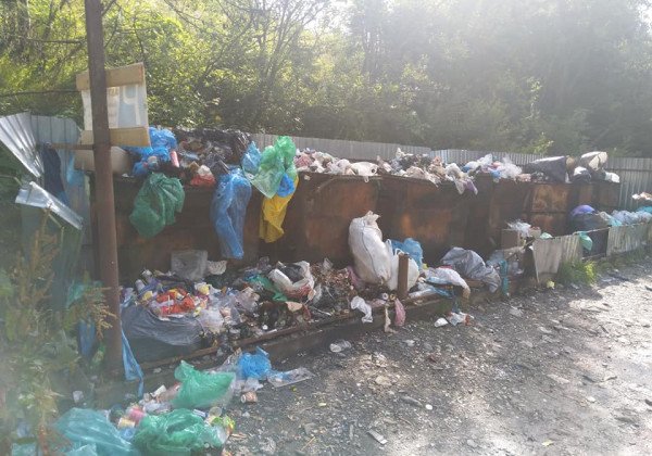 Отходы гниют месяцами: известный украинский курорт утонул в мусоре