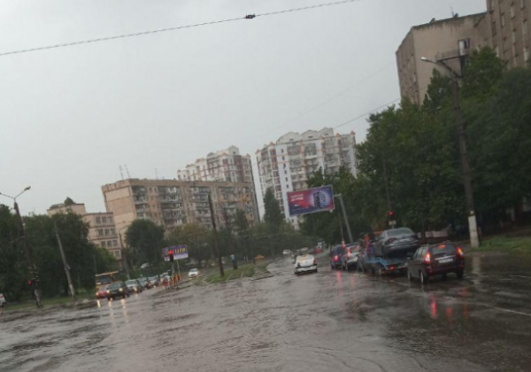 В Одессе бушевал сильнейший ливень: замерли трамваи, "поплыла" улица