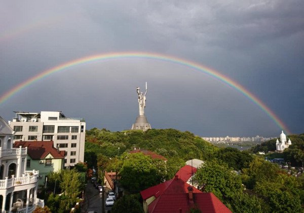 Флешмоб "запости радугу": киевляне делятся в Сети невероятными фото после мощного ливня