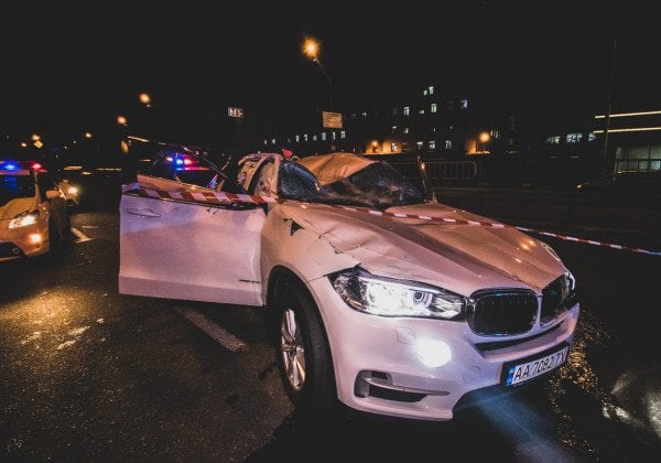 Масштабная погоня в Киеве: "неадекват" на BMW удирал от копов и нашел "свой" отбойник