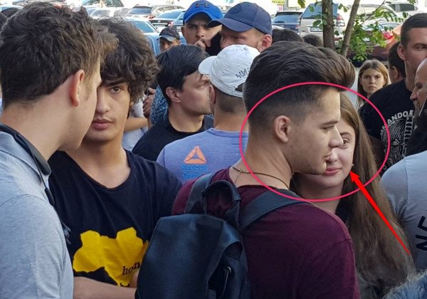 Порошенко притащил на допрос в ГБР троих детей - фото