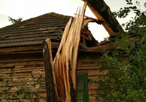 На Черниговщине молнии подожгли 5 зданий, а ветер сорвал полсотни крыш