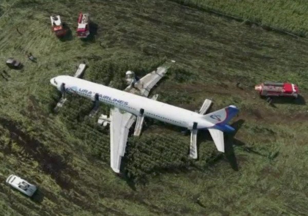 Авария Airbus в РФ: экипаж самолета попал в базу Миротворца
