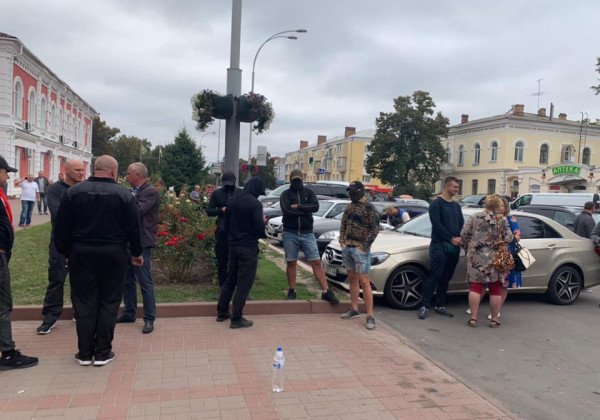 Стычки и дымовые шашки: на округе на Черниговщине произошли столкновения