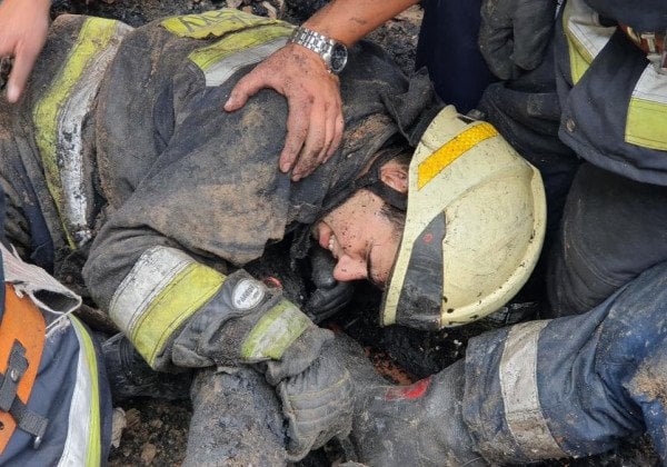 В Днепре во время пожара на спасателей рухнула крыша