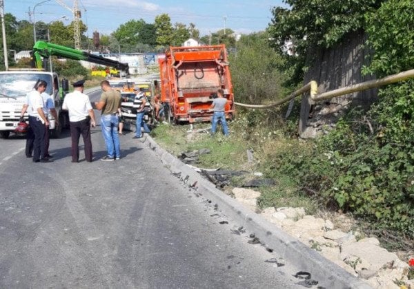 "Паровозик конкретный": в Севастополе мусоровоз смял одним махом 15 авто