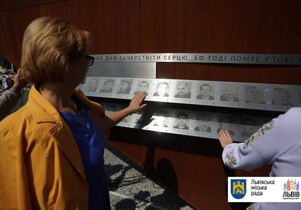 Во Львове открыли мемориал Небесной сотни: трогательные фото