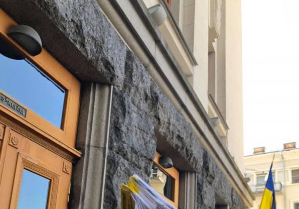 "Нет капитуляции": к офису Зеленского пришли с пикетом