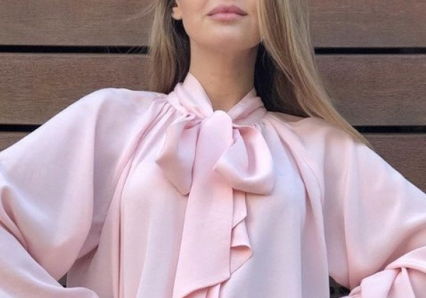 В моду вернулась романтическая блуза с бантом из 70-х: с чем сочетать, фото