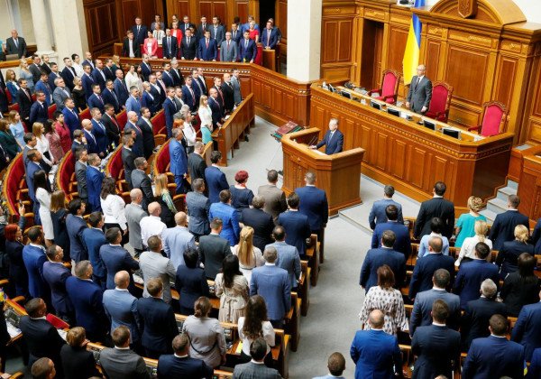 Открытие новой Рады: народные избранники приняли присягу и ушли на перерыв