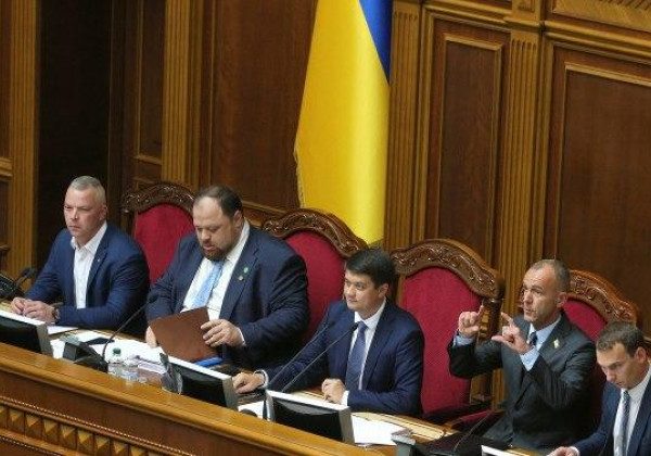 У Порошенко меньше, чем у Кивы: обнародованы зарплаты депутатов за декабрь - список