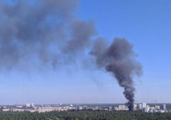 Взрыв и пожар: в Киеве у метро произошло крупное ЧП