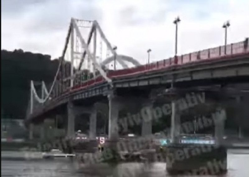 "Еще один устал": в Киеве обвалился мост через Днепр