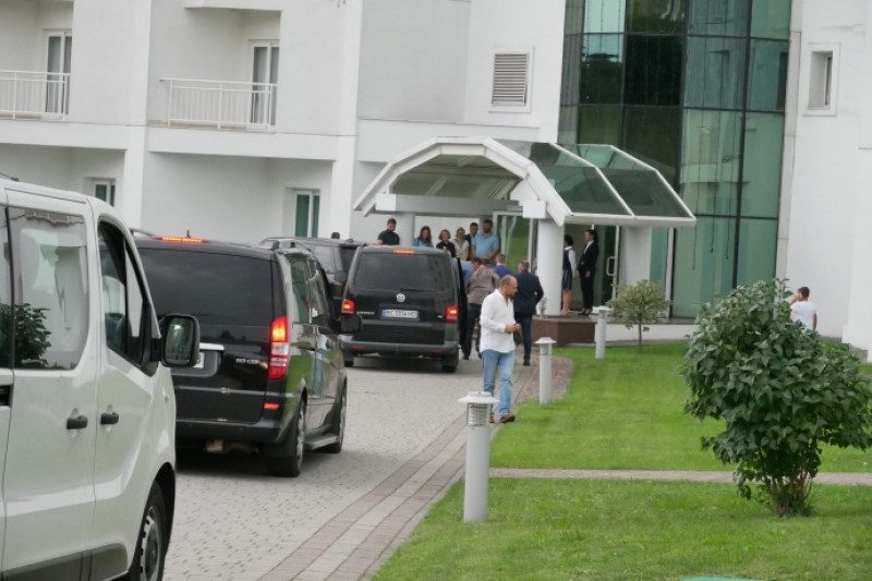 Зеленский в Трускавце приехал к "слугам народа", опубликовано видео