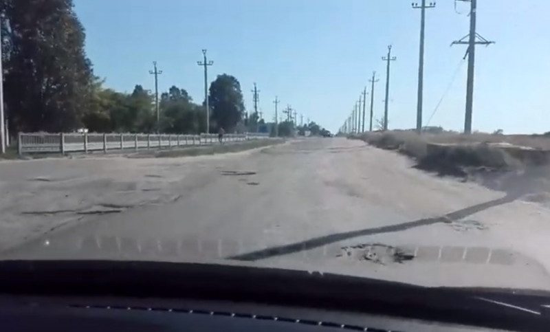 Доползти до Азовского моря: туристы показали на видео страшные дороги на Кирилловку