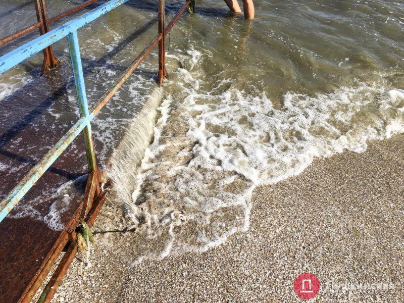 В Одессе море стало черным