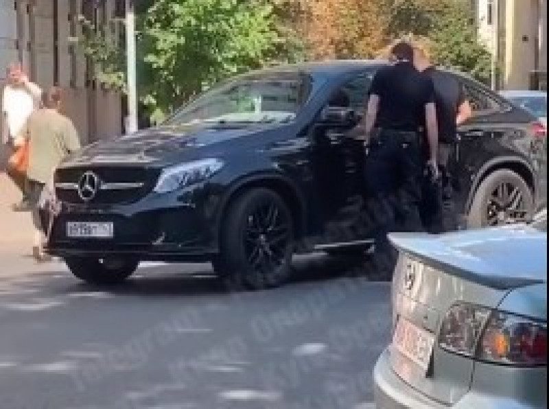 "Агрессор просочился к Нацбанку": черный "мерс" на российских номерах поднял на уши копов